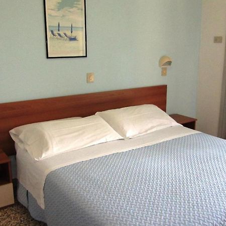 Hotel Toledo Римини Экстерьер фото