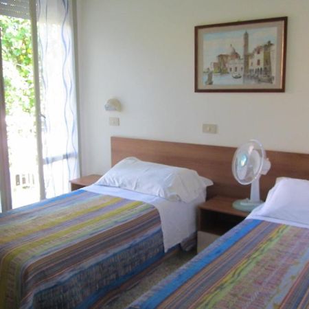 Hotel Toledo Римини Экстерьер фото