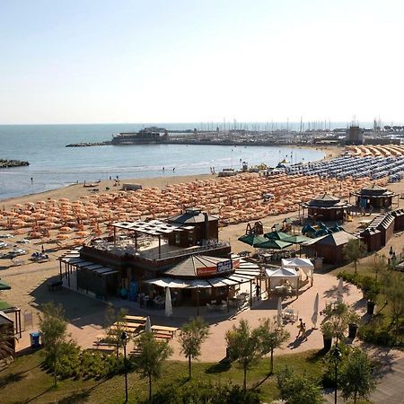 Hotel Toledo Римини Экстерьер фото