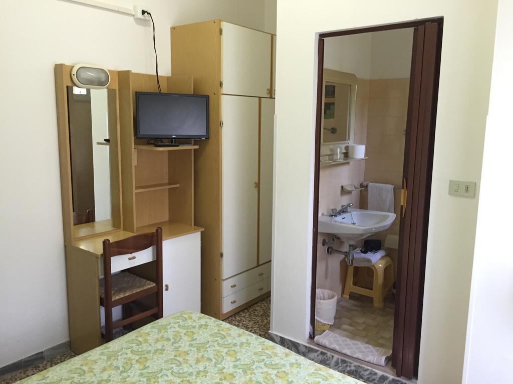 Hotel Toledo Римини Номер фото