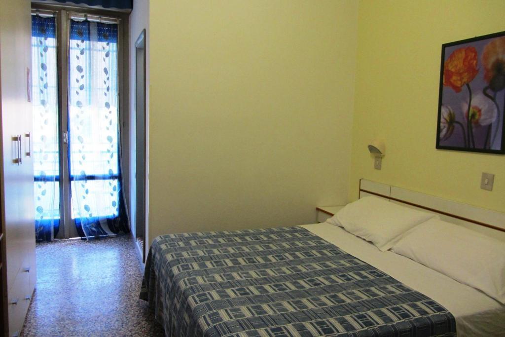 Hotel Toledo Римини Экстерьер фото