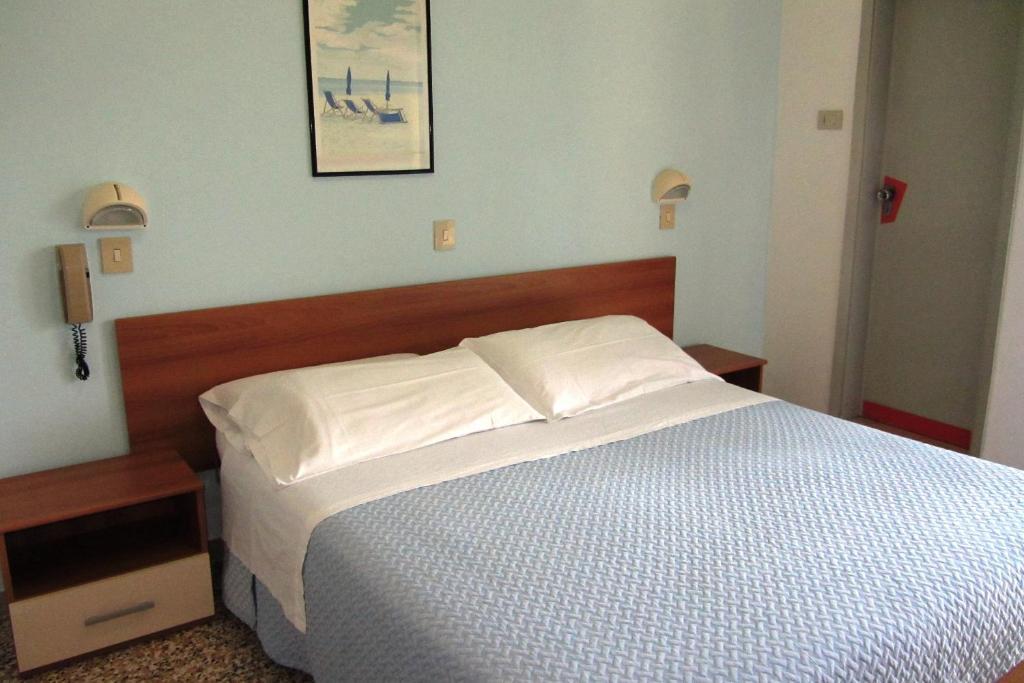 Hotel Toledo Римини Экстерьер фото